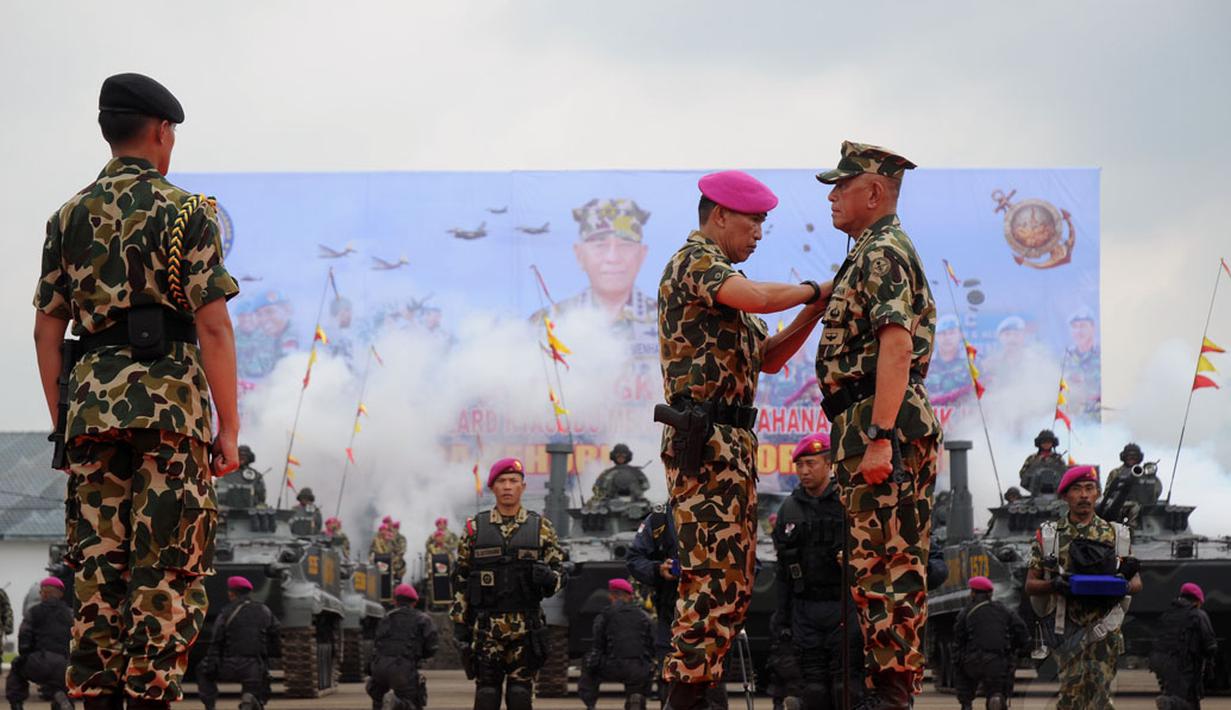 Komandan Korps Marinir, Mayjen TNI (Mar) A. Faridz Washington (tengah) memasangkan brevet kehormatan kepada Menhan Ryamizard Ryacudu di Lapangan Apel Kesatrian Marinir, Cilandak, Jakarta (9/12/2014). (Liputan6.com/Helmi Fithriansyah)