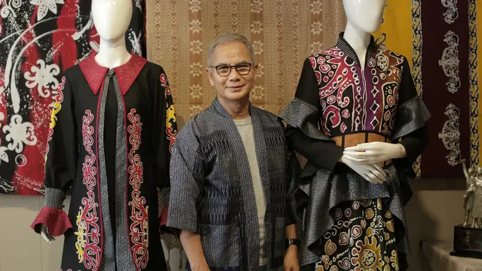 Desainer Kemeja Tenun SBY, Wignyo Rahadi Hadirkan Pesona Kain Tarakan dalam Koleksi 'Exotica' di Parade Wastra Nusantara 2025