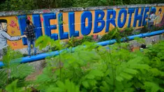 Seniman melukis mural bertulis “Hello Brother” di Banda Aceh, Aceh, Kamis (21/3/2019). Tulisan mural “Hello Brother” sebagai penghormatan seniman Aceh kepada para korban penembakan massal di Christchurch, Selandia Baru. (CHAIDEER MAHYUDDIN/AFP)