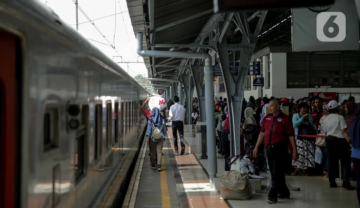 Calon penumpang memadati Stasiun Pasar Senen, Jakarta, Senin (30/12/2019). PT KAI Daerah Operasi I mencatat 23 persen tiket kereta jarak jauh masih tersedia untuk masa angkutan Natal dan Tahun Baru 2020. Tiket tersedia untuk keberangkatan Stasiun Pasar Senen dan Gambir. (Liputan6.com/Faizal Fanani)