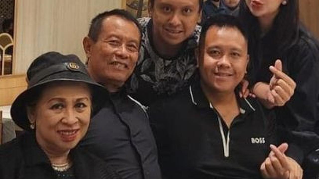 Dua perwira polisi ini tampak berpose saranghae bersama sang ayah.<br>