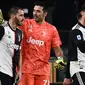 Pemain Juventus, Leonardo Bonucci, Gianluigi Buffon dan Cristiano Ronaldo merayakan kemenangan atas Sampdoria pada laga Serie A 2019 di Stadion Luigi Ferraris, Rabu (18/12). Juventus menang 2-1 atas Sampdoria. (AFP/Marco Bertorello)