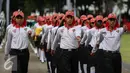 Anggota Paskibraka dan TNI saat latihan pertama di halaman Istana Merdeka, Jakarta, Jumat (12/8). Proses latihan dilakukan untuk memaksimalkan  penampilannya pada upacara 17 Agustus di Istana negara. (Liputan6.com/Faizal Fanani)