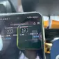 Pengujian kecepatan internet 5G Telkomsel di berbagai titik di Bali, dari Kuta hingga Canggu menggunakan aplikasi Speedtest by Ookla memperlihatkan kecepatan tinggi dan membuat streaming hingga video call lancar tanpa buffering (Liputan6.com/ Agustin Setyo Wardani).