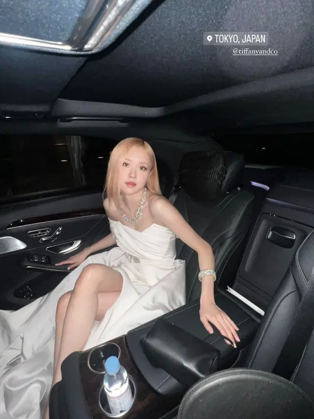 Rose BLACKPINK Tampil Elegan Bergaun Putih di Acara Tiffany & Co, Kalung Rp31 Miliar Curi Perhatian