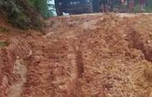 Cerita Miris di Balik Video Viral Warga Tandu Orang Sakit Terjang Lumpur, Ternyata Jalan Rusak Sudah Menahun