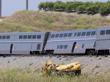 Sebuah truk hancur tergeletak di dekat kereta Amtrak yang tergelincir di Moorpark, California, pada Rabu, 28 Juni 2023. (Dean Musgrove/The Orange County Register via AP)