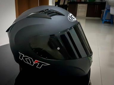 KYT R10 merupakan helm keluaran merek lokal KYT dengan desain full face. Helm ini dilengkapi fitur penguncian micro lock serta beberapa ventilasi untuk menjadi jalur angin ke area kepala. Harga R10 dibanderol seharga mulai dari Rp400 ribuan. (Source: iwanbanaran.com)