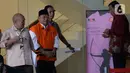 Bupati Sidoarjo Saiful Ilah usai (kedua kiri) menjalani pemeriksaan di Gedung KPK, Jakarta, Kamis (30/1/2020). Saiful Ilah diperiksa sebagai tersangka terkait kasus dugaan menerima suap proyek infrastruktur di Dinas PUPR Kabupaten Sidoarjo. (merdeka.com/Dwi Narwoko)