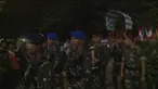 Beberapa orang gabungan TNI dengan Polisi berbaris rapih membawa trofi Piala Jenderal Sudirman sebelum laga final antara Semen Padang vs Mitra Kukar, Minggu (24/1/2016)