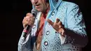 Artis McKeller tampil dalam pembukaan 'Perayaan Elvis 2018' di Blackpool Winter Gardens, Barat Laut Inggris, Jumat (29/6). Festival ini digelar untuk memperingati penyanyi legendaris Elvis Presley. (Oli SCARFF/AFP)