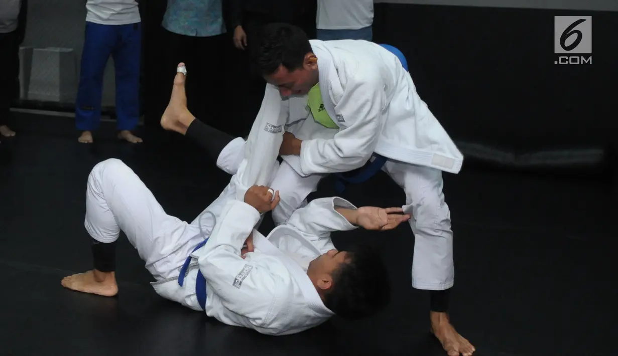 Atlet pelatnas Jiu Jitsu putra melakukan latihan di Kawasan Patal Senayan, Jakarta, Selasa (10/4). Rencananya, timnas Jiu Jitsu Indonesia akan berangkat ke Abu Dhabi untuk uji coba pada pertengahan April 2018. (Liputan6.com/Helmi Fithriansyah)