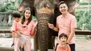 Dua buah hati Ardina Rasti, Anara Langit dan Awan Biru bahagia diajak ke Bali Zoo. Tak hanya sekadar melihat hewan-hewan yang ada di kebun binatang, anak-anak juga bisa sekalian belajar. Bali Zoo selalu jadi pilihan tujuan artis ketika ajak anaknya liburan. Keluarga artis yang disebut family goals oleh netizen ini kompak dan selaras pakai baju kaus warna pink. (Liputan6.com/IG@arieandika10)