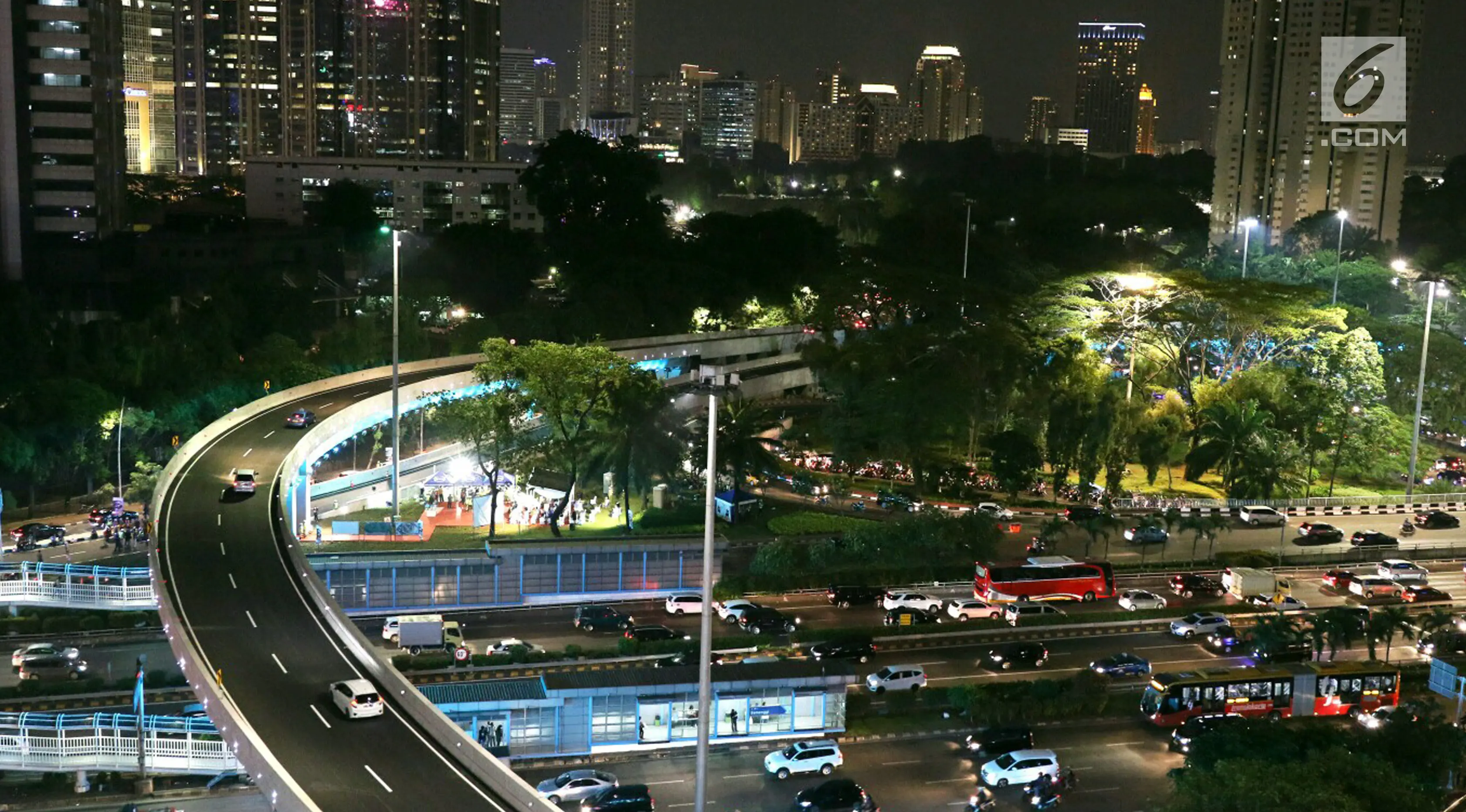 Sejumlah kendaraan melintasi Simpang Susun Semanggi di kawasan Semanggi, Jakarta, Jumat (28/7). (Liputan6.com/Angga Yuniar)