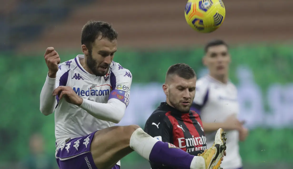 Penyerang AC Milan, Ante Rebic berebut bola dengan bek Fiorentina, German Pezzella pada pertandingan lanjutan Liga Serie A Italia di stadion San Siro di Milan, Italia, Minggu (29/11/2020). AC Milan menang 2-0 atas Fiorentina. (AP Photo / Luca Bruno )