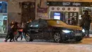 Warga mendorong mobil yang terjebak salju tebal di Madrid, Spanyol, Jumat (8/1/2021). Ribuan mobil terjebak salju tebal akibat Badai Filomena yang menghantam Madrid dan sebagian besar wilayah Spanyol. (OSCAR DEL POZO/AFP)
