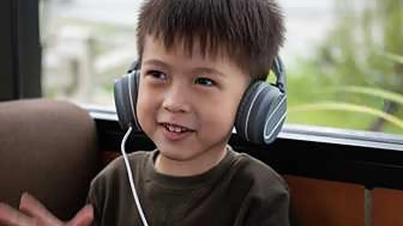 Ilustrasi anak mendengarkan musik/freepik.com/EyeEm