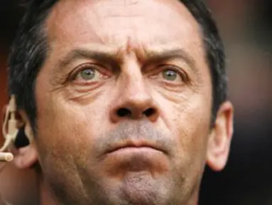 Hull City Manager Phil Brown prepares for kick off against Sheffield United during their FA Cup fifth round football match at Bramall Lane in Sheffield, England on February 14, 2009. AFP PHOTO/IAN KINGTON
