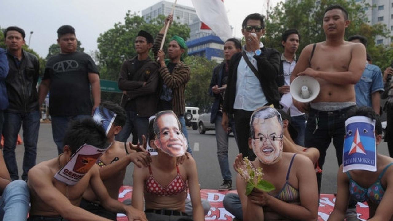 Tuntut Jokowi-JK mundur, aktivis demo pakai bra di depan Istana