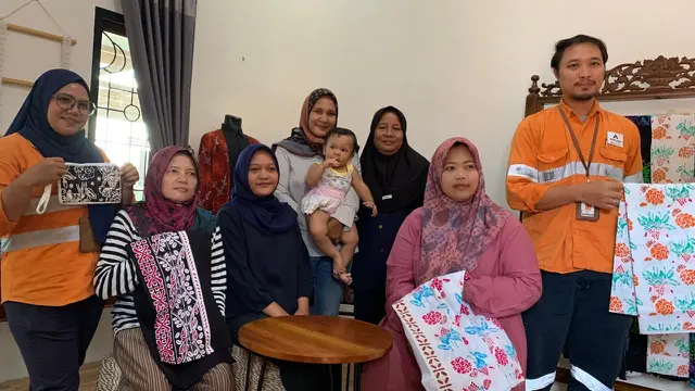 Program Pengembangan dan Pemberdayaan Masyarakat (PPM) PT Agincourt Resources membantu pengrajin batik Tapanuli Selatan (Tapsel) mengembangkan usahanya. (Deon/Liputan6.com)