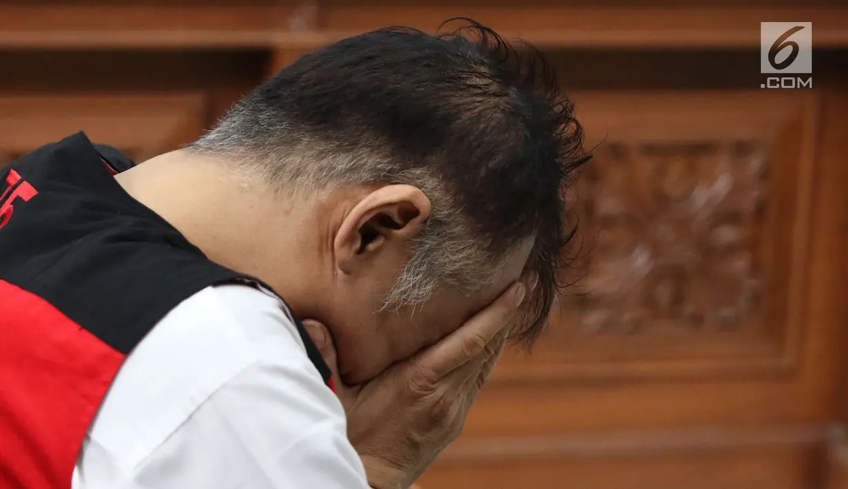 Tio Pakusadewo saat menjalani sidang putusan kasus kepemilikan narkoba di PN Jakarta Selatan, Selasa (24/7). Majelis hakim memvonis Tio Pakusadewo dengan hukuman sembilan bulan masa tahanan dan enam bulan rehabilitasi. (Liputan6.com/Immanuel Antonius)