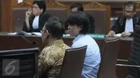 Direktur CV Semesta Berjaya Xaveriandy Sutanto dan istrinya, Memi, saat menjalani sidang vonis di Pengadilan Tipikor Jakarta, Rabu (4/1). (Liputan6.com/Helmi Afandi)