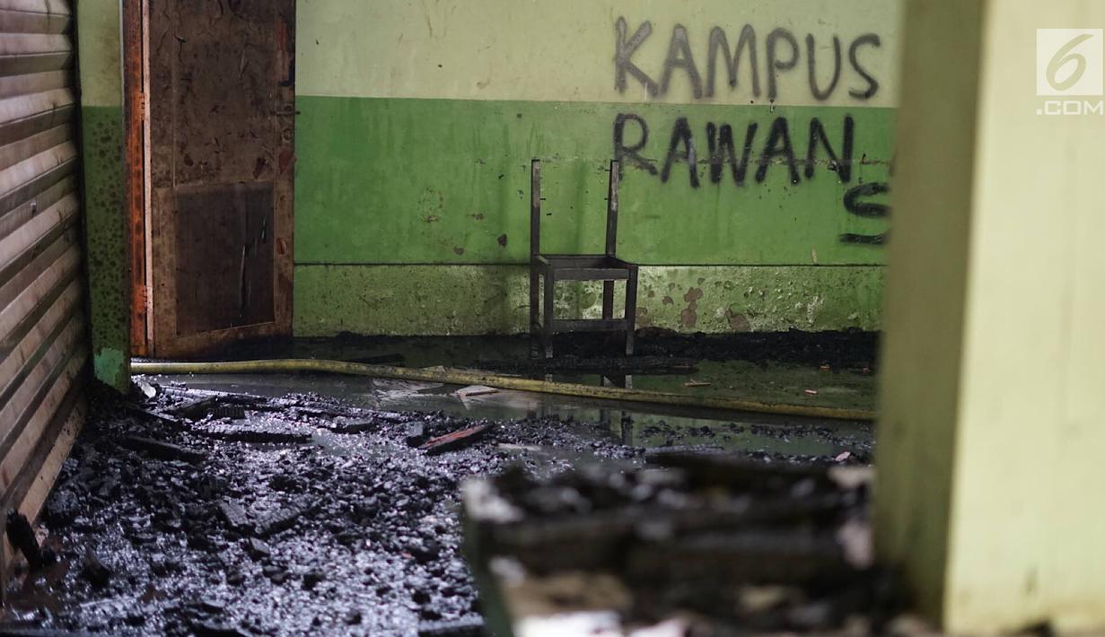 Penampakan usai kebakaran melanda area kantin kampus Institut Ilmu Sosial dan Ilmu Politik (IISIP), Jakarta, Sabtu (24/8/2019). Api diduga berasal dari hubungan pendek arus listrik. (Liputan6.com/Immanuel Antonius)