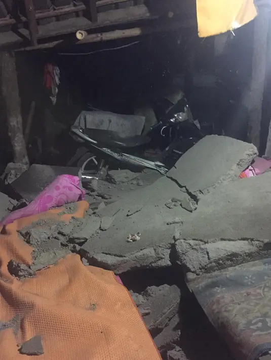Kondisi rumah yang runtuh setelah gempa magnitudo 4,8 terjadi di Karangasem, Bali, Sabtu (16/10/2021). Guncangan gempa menyebabkan kerusakan bangunan dan tiga orang warga meninggal di wilayah Kabupaten Karangasem dan Bangli, Bali. (Handout / BALI BPBD / AFP)