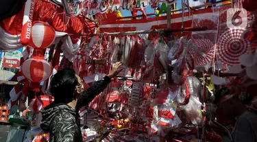 Warga membeli ragam jenis aksesoris Hari Ulang Tahun (HUT) ke-78 Republik Indonesia (RI) di Pasar Jatinegara, Jakarta, Selasa (1/8/2023). Antusiasme masyarakat menyambut HUT ke-78 RI sangat tinggi. (merdeka.com/Imam Buhori)