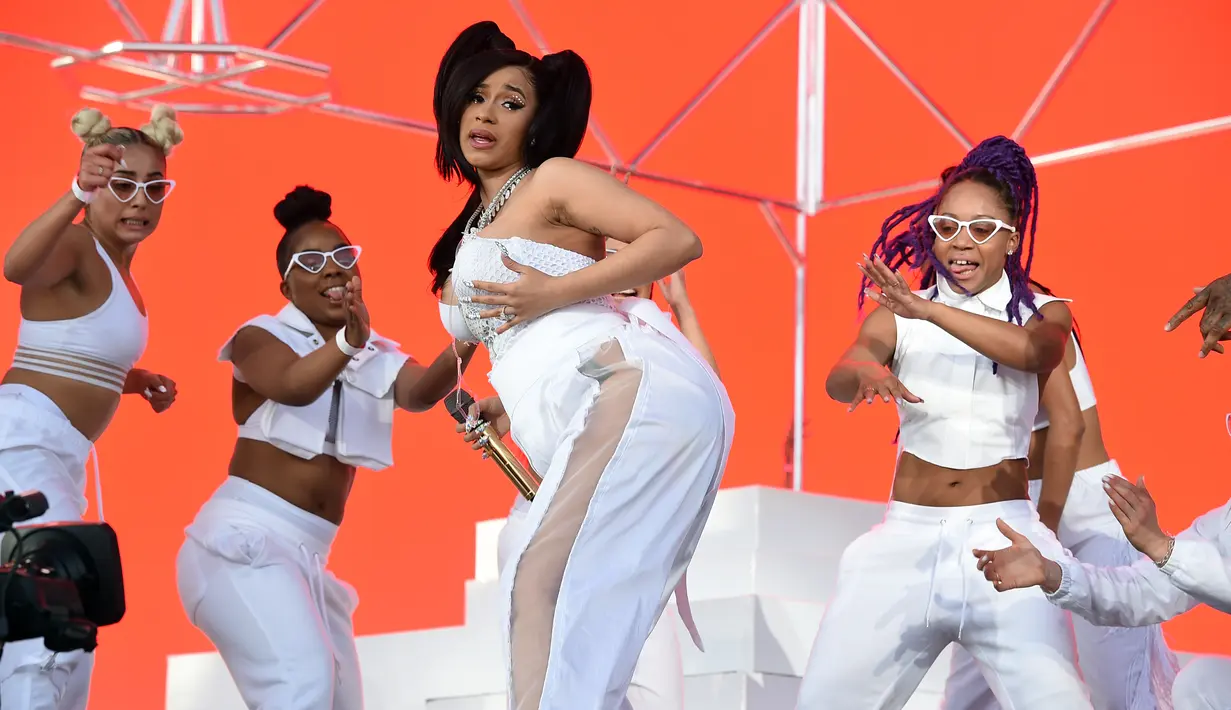 Hal itu dikarenakan ia merasa cepat lelah saat konser akibat waktu melahirkan yang semakin dekat. (KEVIN WINTER  GETTY IMAGES NORTH AMERICA  AFP)