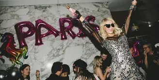 Paris Hilton merasa bahagia karena Instagram dan Snapchat belum hadir saat ia masih remaja. (instagram/parishilton)