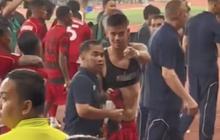 Cewek Cantik Hoki dan Senang Banget, Dapat Jersey Mees Hilgers Langsung Dicium 'Wanginya Segar’