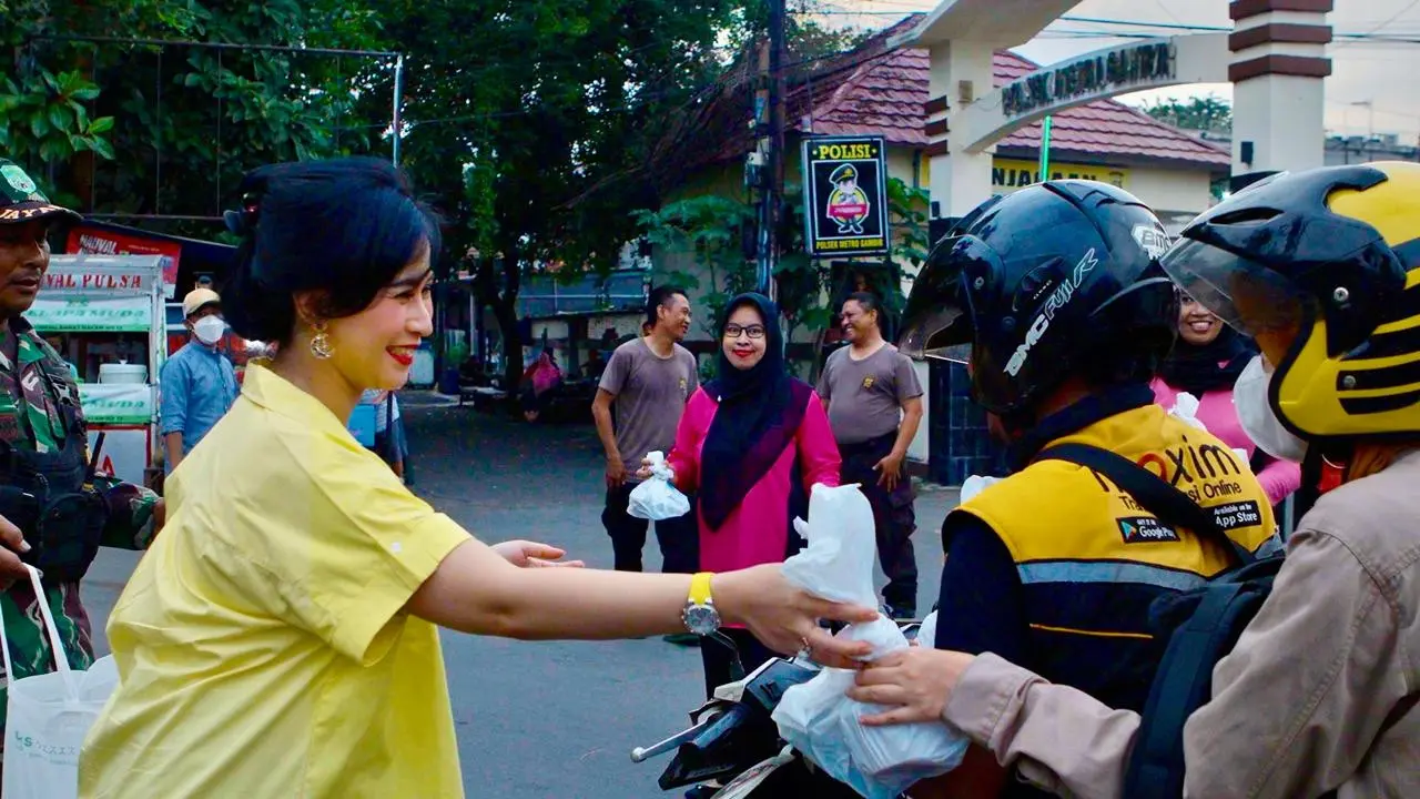 Gerakan Diesel One Solidarity bersinergi dengan Polsek Metro Gambir dan Babinsa 04/Gambir membagikan bantuan kepada mereka yang membutuhkan saat bulan suci Ramadhan (Istimewa)