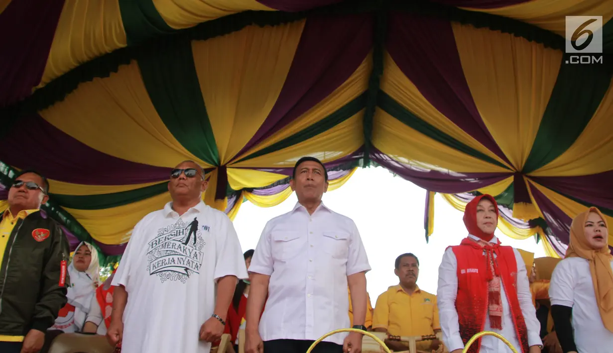 Politikus Partai Hanura Wiranto (tengah) saat menghadiri kampanye capres dan cawapres nomor urut 01 Joko Widodo-Ma'ruf Amin di Lapangan Padebulo, Gorontalo, Selasa (2/4). Wiranto memipin langsung kampanye perdana pasangan nomor urut 01 di Gorontalo. (Liputan6.com/Arfandi Ibrahim)