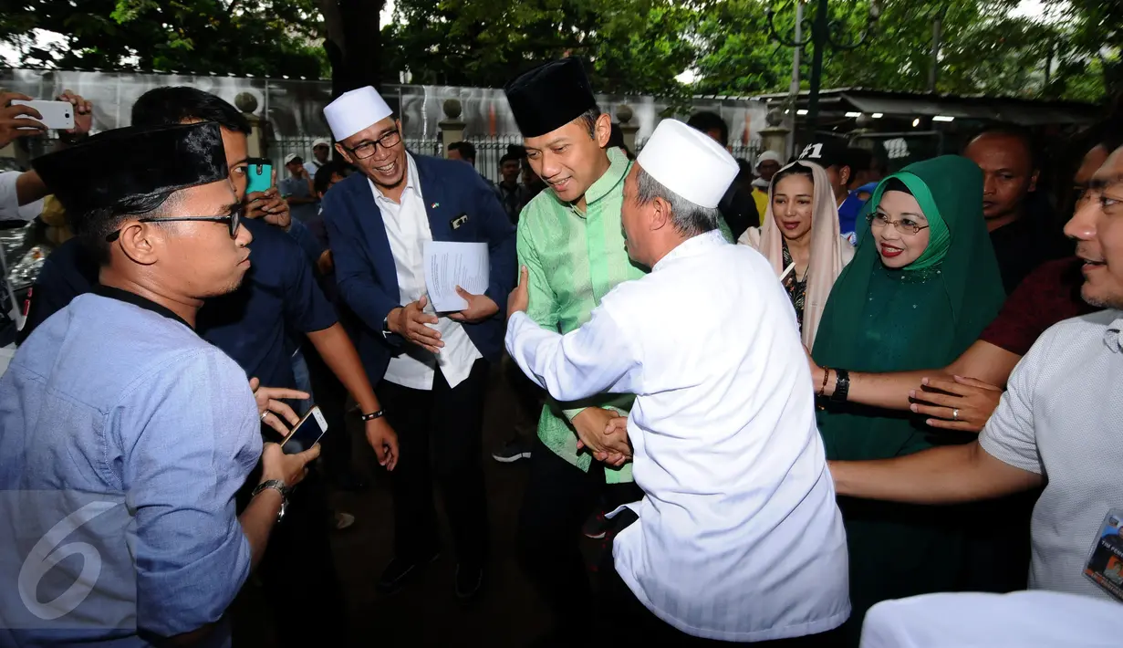 Cagub DKI Jakarta, Agus Harimurti Yudhoyono (AHY tengah) disambut saat menghadiri Doa Bersama Untuk Satukan Umat Jakarta di Lapangan Blok S, Jakarta, Kamis (9/2). Acara dihadiri ratusan umat Islam dari berbagai daerah. (Liputan6.com/Helmi Fithriansyah)