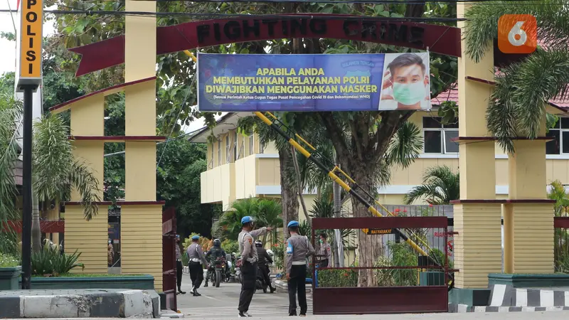 Sejumlah personel provost Propam Polda Sulteng berjaga di gerbang masuk Mapolda Sulteng