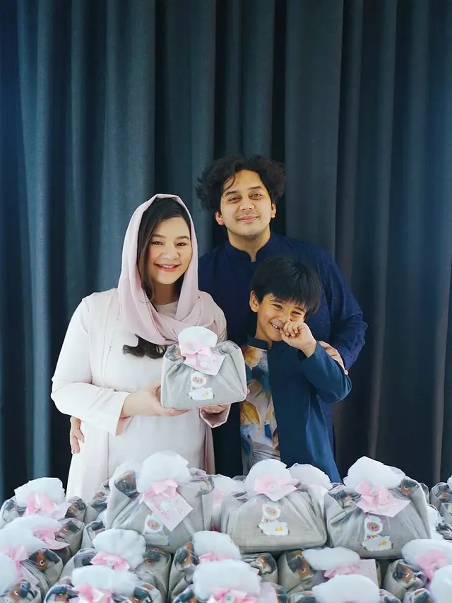 6 Potret Tasyakuran 7 Bulan Kehamilan Eriska Rein, Baby Bump Curi Perhatian