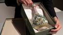 Sebuah vas China antik yang diyakini berasal dari masa Dinasti Qing pada abad ke-18 diperlihatkan di rumah lelang Sotheby, Paris, Selasa (22/5). Vas China antik berusia ratusan tahun akan dilelang di Prancis pada bulan depan. (AFP/Thomas SAMSON)