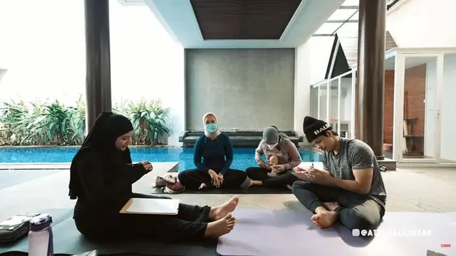 7 Momen Aurel Hermansyah Jalani Prenatal Yoga untuk Lahiran Normal