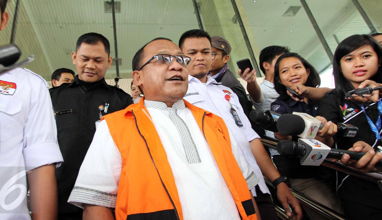 Bupati Morotai Rusli Sibua meninggalkan Gedung KPK usai diperiksa, Jakarta, Selasa (14/7). KPK memeriksa Rusli sebagai tersangka dugaan suap mantan Ketua MK, Akil Mochtar dalam sengketa Pilkada Kabupaten Morotai. (Liputan6.com/Helmi Afandi)