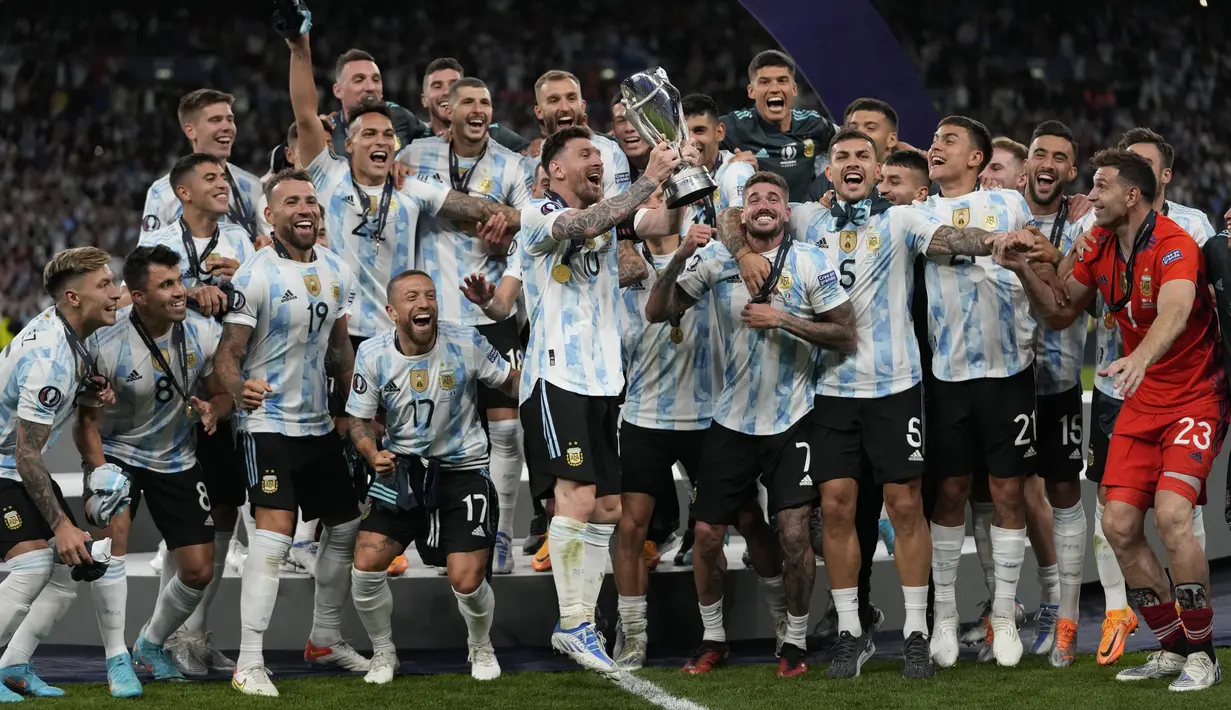 Pemain Argentina Lionel Messi memegang trofi saat dia merayakan dengan rekan satu timnya setelah memenangkan pertandingan sepak bola Finalissima antara Italia dan Argentina di Stadion Wembley, London, Inggris, 1 Juni 2022. Argentina menang 3-0. (AP photo/Frank Augstein)