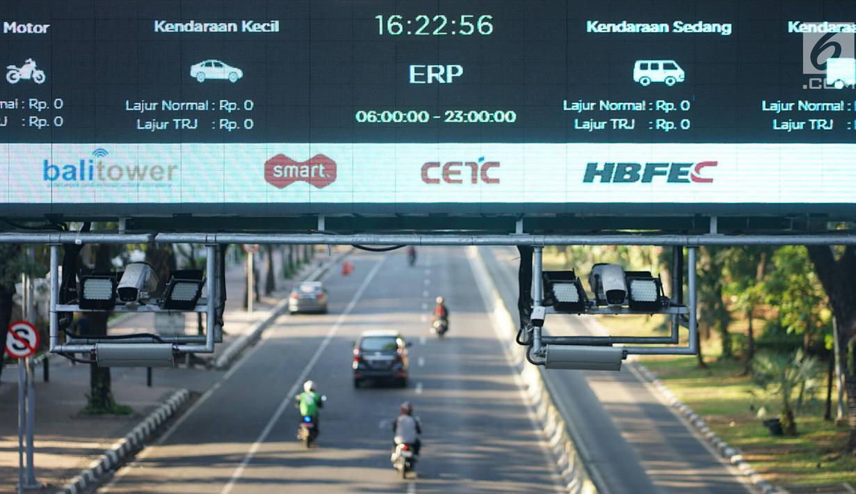Kendaraan melintas di bawah mesin electronic road pricing (ERP) di Jalan Medan Merdeka Barat, Jakarta, Rabu (11/9/2019). Pemprov DKI menghapus anggaran APBD 2019 sebesar Rp40,9 miliar untuk jalan berbayar atau ERP setelah mendapatkan opini hukum dari Kejaksaan Agung. (Liputan6.com/Immanuel Antonius)