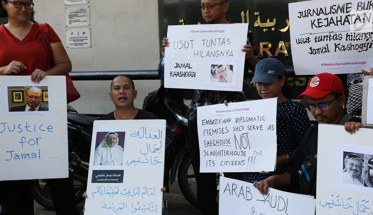 Sejumlah Jurnalis Freelance Indonesia unjuk rasa hilangnya Jamal Khashoggi di depan Kedutaan Besar Arab Saudi, Jakarta, Jumat (19/10). Khashoggi hilang setelah memasuki Konsulat Arab Saudi di Turki pada 2 Oktober lalu. (Merdeka.com/Imam Buhori)