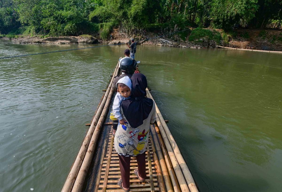 FOTO: Rakit Bambu Terakhir di Sungai Cisadane Masih Melayani Warga