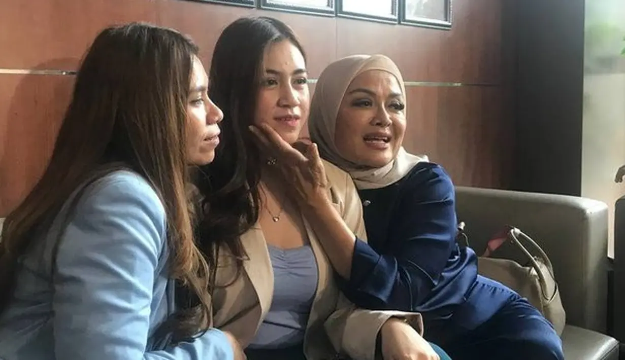 Setelah mencabut laporan, Riona juga tak akan menuntut baik secara pidana maupun perdata. Riona juga mengaku mencabut laporannya terhadap Leon tanpa paksaan dari pihak manapun. [Foto: KapanLagi.com/Dadan Eka Permana]