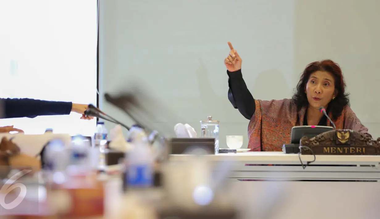 Menteri Kelautan dan Perikanan Susi Pudjiastuti menggelar konferensi pers di Jakarta, Selasa (6/10/2015). Susi mengabarkan pengadilan negeri Sabang menolak putusan praperadilan yang diajukan pemilik kapal MV SS2. (Liputan6.com/Faizal Fanani)