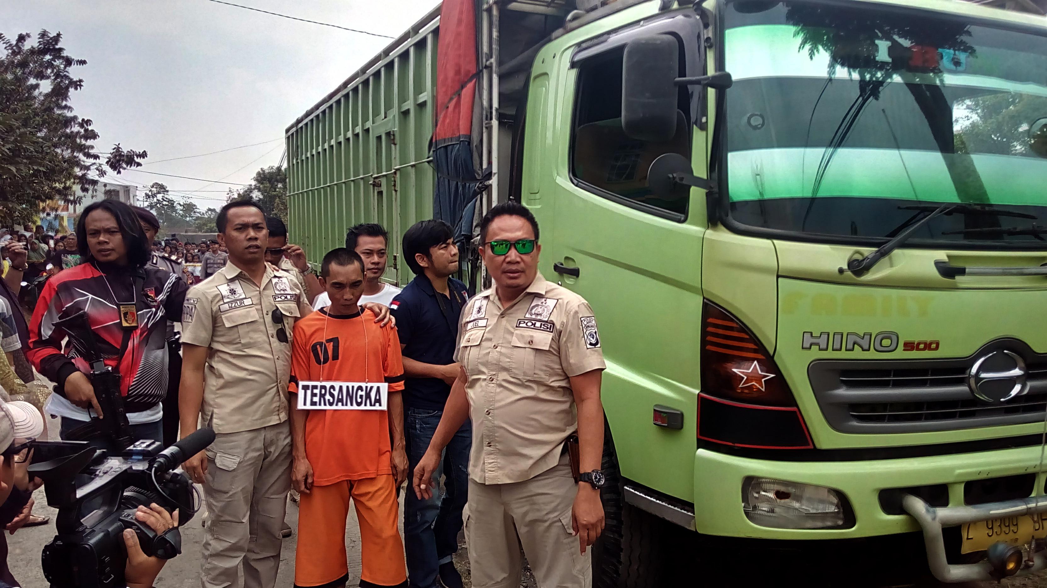 Rekonstruksi kasus suami gilas istri dengan truk digelar di Jalan Raya Karangpawitan, Kabupaten Garut, Jawa Barat. (Liputan6.com/Jayadi Supriadin)