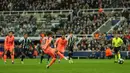 Lamine Yamal ditunjuk sebagai algojo penalti penentu tersebut. Ia dengan tenang melesatkan bola dengan kaki kirinya untuk menjebol gawang Newcastle yang dijaga Aaron Ramsdale. (AP Photo/Jon Super)