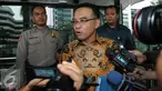 Anggota DPR, Teguh Juwarno memberi keterangan kepada awak media usai menjalani pemekrisaan di gedung KPK, Jakarta, Rabu (14/12). Teguh Juwarno diperiksa terkait kasus dugaan korupsi proyek pengadaan e-KTP tahun 2011-2012. (Liputan.com6/Helmi Affandi)