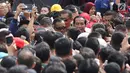 Presiden Joko Widodo (tengah) berjalan menembus kerumunan warga usai peresmian pengoperasian Moda Raya Terpadu Jakarta fase 1 di Kawasan Bundaran HI, Jakarta, Minggu (24/3). Acara ini sekaligus pencanangan pembangunan Moda Raya Terpadu Jakarta fase 2. (Liputan6.com/Helmi Fithriansyah)